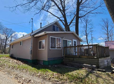160 Holly Ave, Prudenville, MI 48651