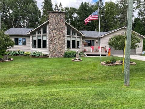 1013 Shore Dr, Cheboygan, MI 49721