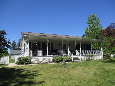10410 Lakeview Dr, Atlanta, MI 49709