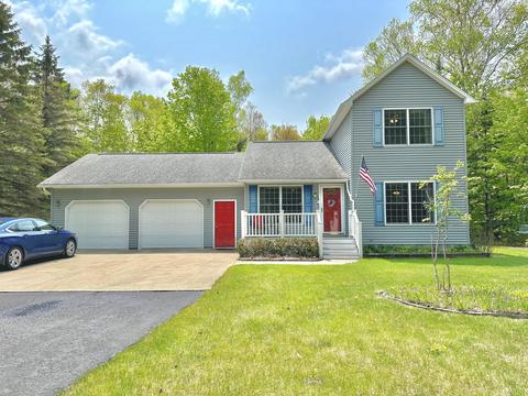 938 Woodview Dr, Harbor Springs, MI 49740