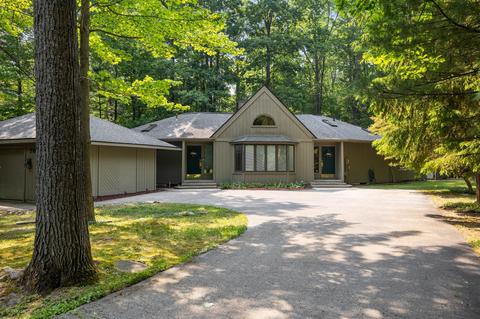 7666 Sandpiper Trl, Gaylord, MI 49735