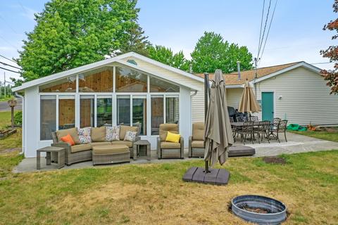 11296 W Shore Dr, Houghton Lake, MI 48629