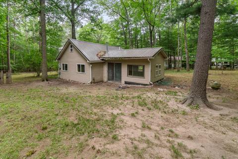 6888 Van Tassel Trl, Indian River, MI 49749
