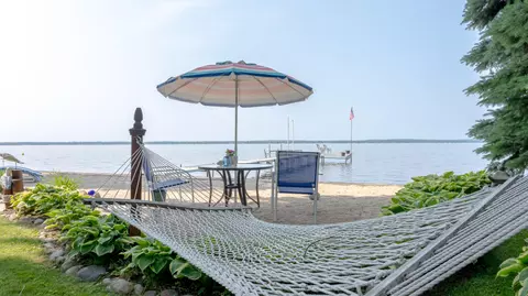 111 Eastbrook Ave, Houghton Lake, MI 48629