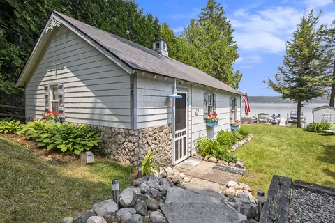 783 E Shoreview Lane Indian River Mi 49749 Ln, Indian River, MI 49749