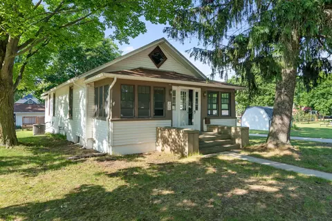 305 W Upright Ave, Charlevoix, MI 49720