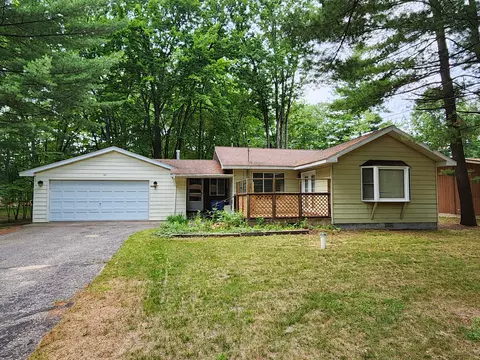 205 Weaver Dr, Houghton Lake, MI 48629