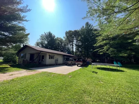 1420 Lakeview Dr, Gladwin, MI 48624