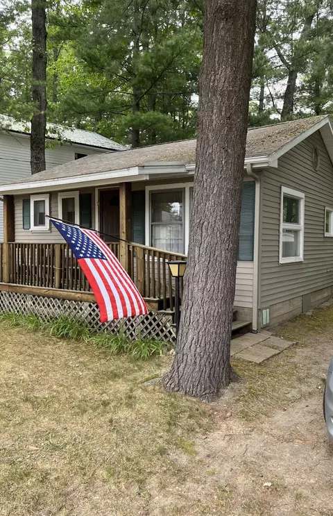 145 Hillcrest Ave, Harrison, MI 48625