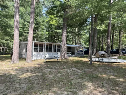 125 Breckenridge Dr, Houghton Lake, MI 48629