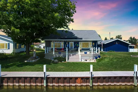 5821 Bellchase Dr, Indian River, MI 49749
