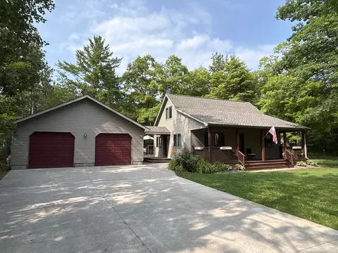 15972 Spruce Dr, Presque Isle, MI 49777