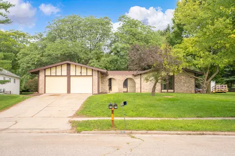 2716 Geert Ct, Lansing, MI 48912