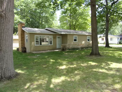 702 Old Trail Dr, Houghton Lake, MI 48629