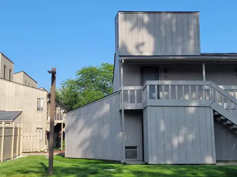 2424 E Tennis Court B16 Bay City Mi 48706 Ct #B16, Bay City, MI 48706