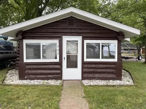 1207 Houghton View Dr, Houghton Lake, MI 48629