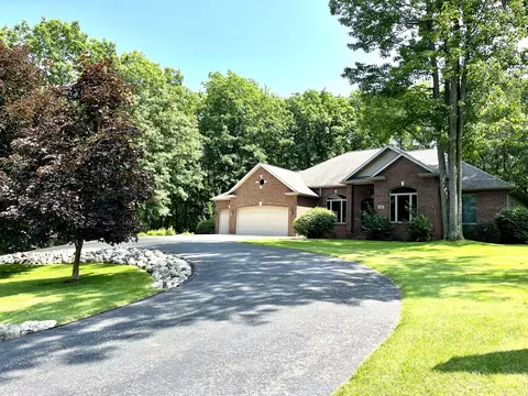 142 Frisco Dr, Houghton Lake, MI 48629