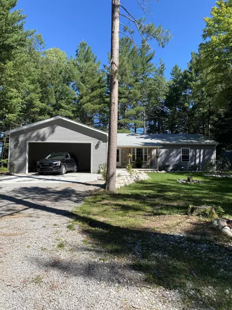 5536 Vacationland Dr, Lewiston, MI 49756