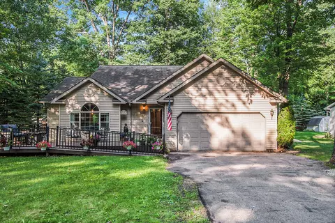 768 Goldenrod Dr, Houghton Lake, MI 48629