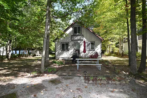173 Pepperell Ave, Houghton Lake, MI 48629