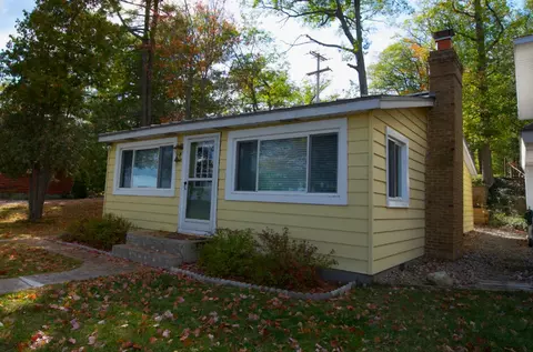 8860 W Higgins Lake Dr, Roscommon, MI 48653