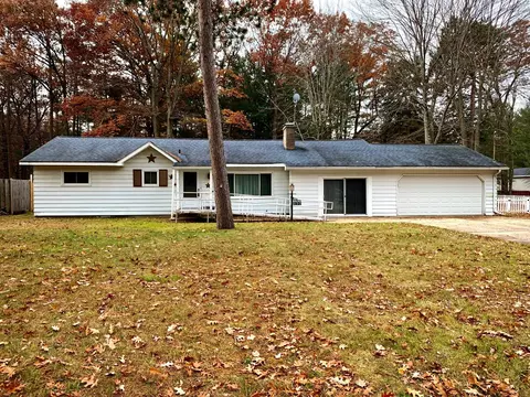 230 Vienna Ct, Houghton Lake, MI 48629