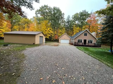 6212 E Higgins Lake Dr, Roscommon, MI 48653