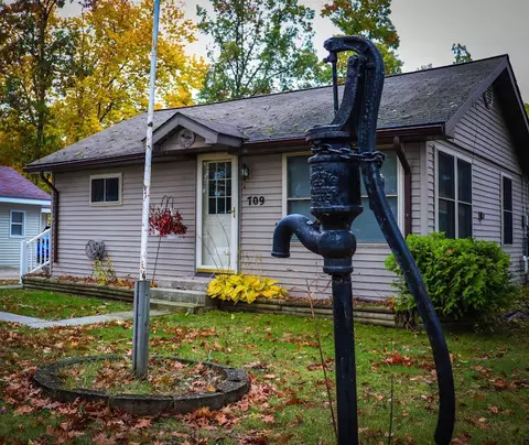 709 Houghton View Dr, Houghton Lake, MI 48629