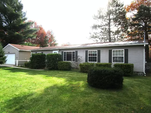 6937 Elmwood St, Indian River, MI 49749