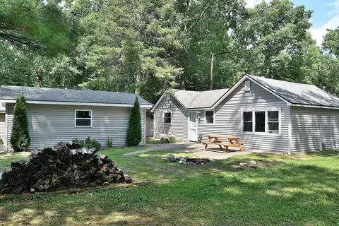 132 Stratford Dr, Houghton Lake, MI 48629