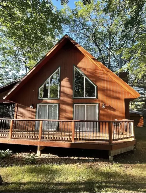 105 Whitney Ct, Houghton Lake, MI 48629