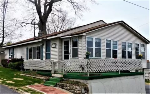 113 Wickham Ave, Houghton Lake, MI 48629