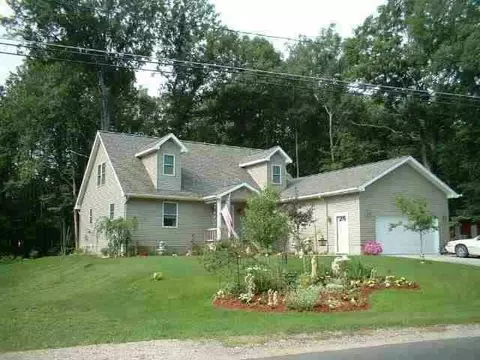 975 Springwood Dr, Prudenville, MI 48651