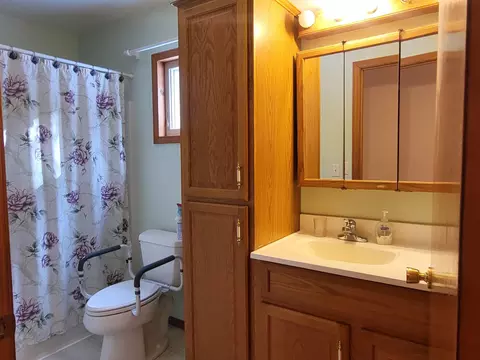 Bath - 6901 S Stephan Bridge Road Roscommon Mi 48653 Rd, Roscommon, MI 48653 photo 2 of 9