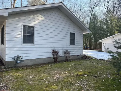 Exterior - 207 W Road Roscommon Mi 48653 Rd, Roscommon, MI 48653 photo 5 of 16