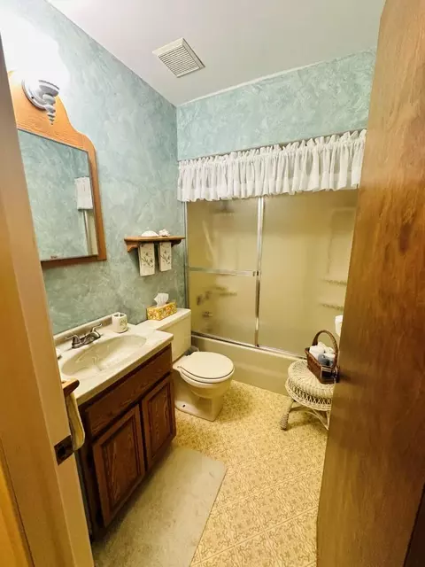 Bath - 207 W Road Roscommon Mi 48653 Rd, Roscommon, MI 48653 photo 2 of 4
