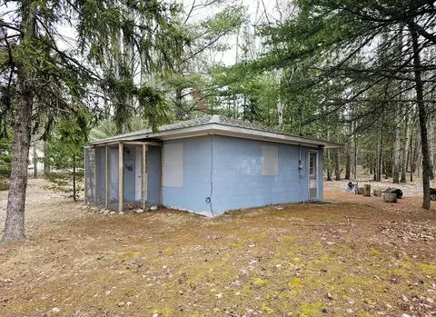 437 S Straits Highway Indian River Mi 49749 Hwy, Indian River, MI 49749