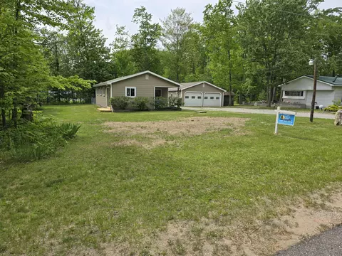 105 Burlington Dr, Roscommon, MI 48653 photo 2