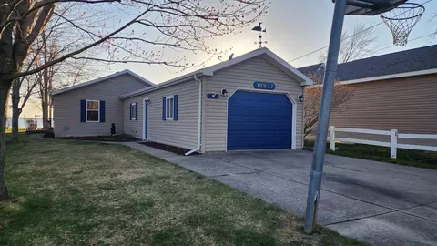 10937 E Houghton Lake Dr, Houghton Lake, MI 48629