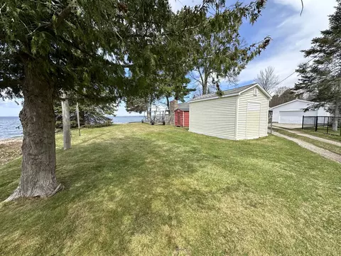 326 Kimberly Dr, Houghton Lake, MI 48629