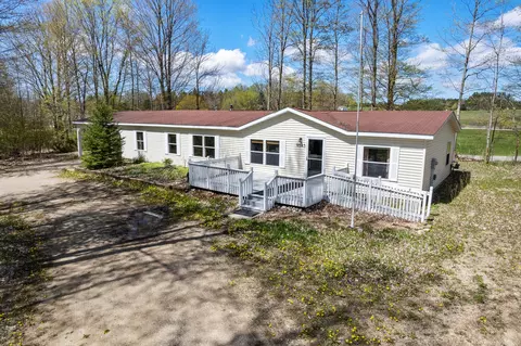 9543 Lake St, Ellsworth, MI 49729