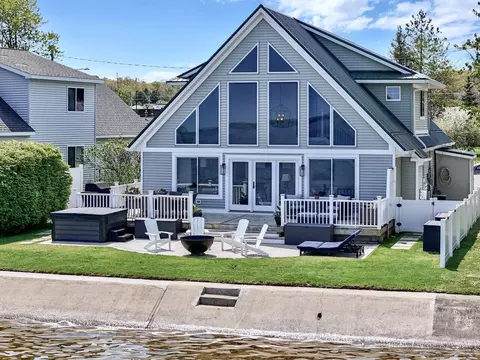 1002 Houghton View Dr, Houghton Lake, MI 48629
