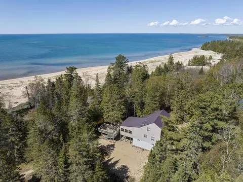 8069 Us 2, Naubinway, MI 49762
