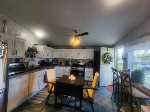 Kitchen - 4057 Knightsbridge Lane Jackson Mi 49201 Ln, Jackson, MI 49201 photo 1 of 4