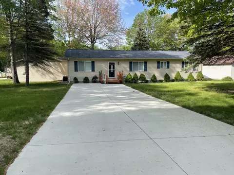 202 Matchwood Dr, Prudenville, MI 48651