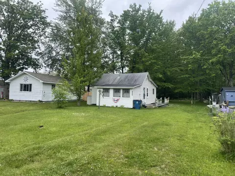 8909 School Road Houghton Lake Mi 48629 Rd, Houghton Lake, MI 48629