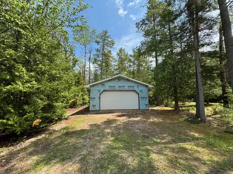 17023 Pineview Dr, Presque Isle, MI 49777