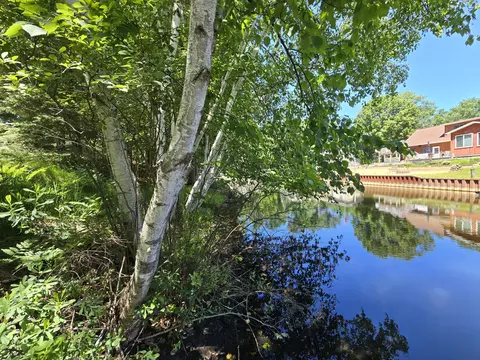 21 Waterway Dr, Houghton Lake, MI 48629