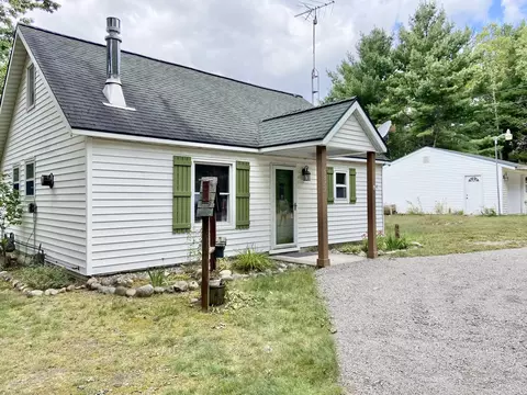 6879 Beach Road Johannesburg Mi 49751 Rd, Johannesburg, MI 49751