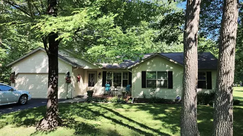 142 Winding Dr, Houghton Lake, MI 48629
